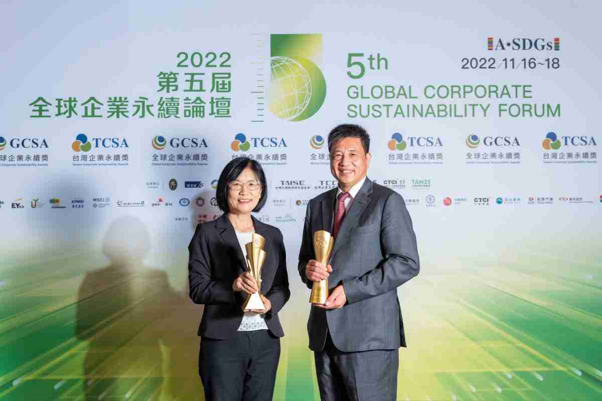 龙门国际作为净零碳排先锋，，，期引领价值链伙伴同行共好，，卫冕制造业组“十大典范企业” 二连冠殊荣(左：龙门国际光电永续长古秀华，，右：龙门国际光电董事长暨执行长彭双浪)