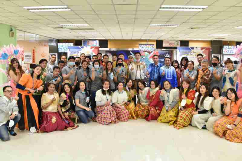 友達推動「安心、、、創新、、、用心、、、同心、、盡心」五星職旅，，為菲籍員工打造全方位照護，，，，首度贏得「人權實踐與發展領袖獎」殊榮