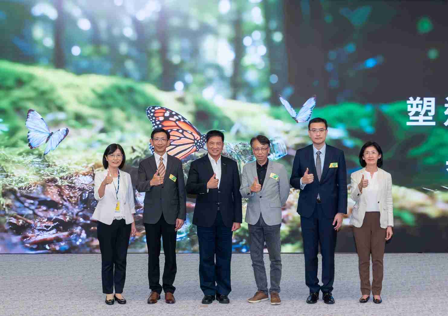 友達2023 CSR共榮大會，，，，邀請領域專家分享交流生物多樣性管理趨勢、、、、無塑產品、、、、海廢永續塑料等議題  （圖左到右：友達光電永續長古秀華、、3M台灣技術長陳君杰、、、友達光電董事長暨集團策略長彭双浪、、光寶科技企業永續發展處處長陳慶暉、、、安永聯合會計師事務所執業會計師曾于哲、、、、友達光電供應鏈總部副總經理吳宜芳）