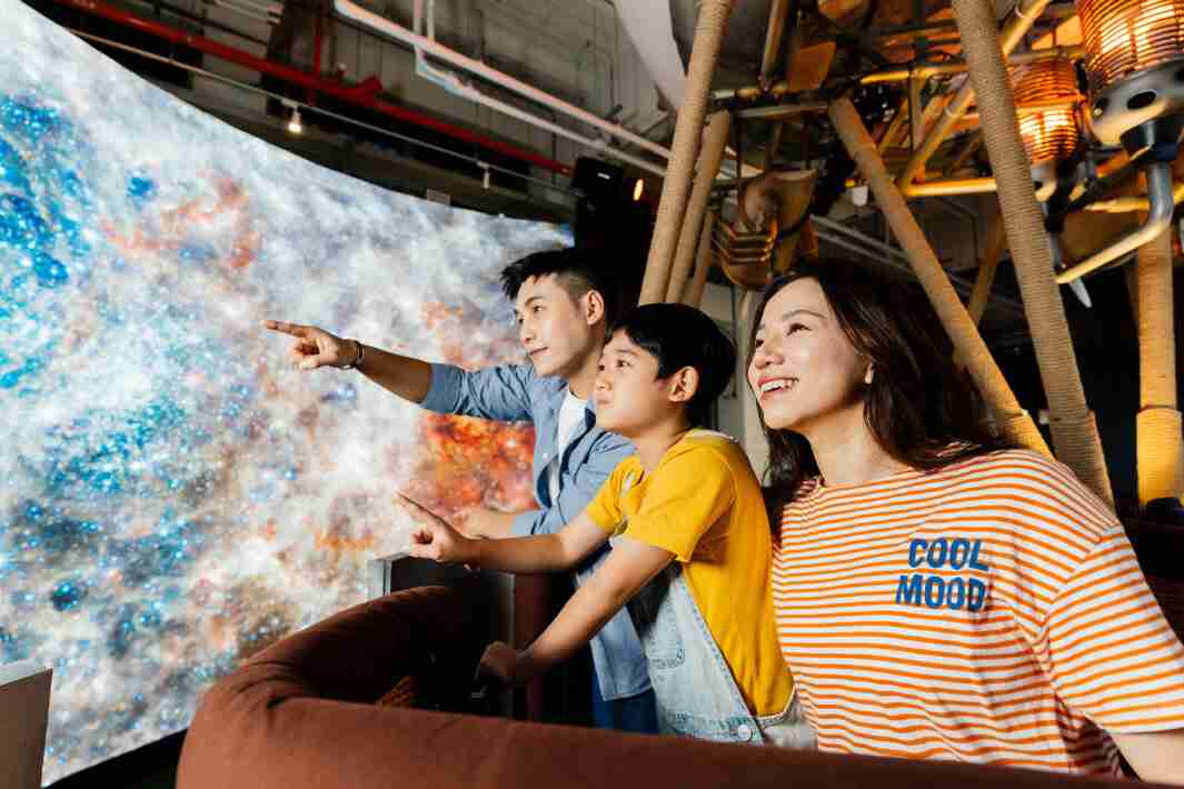 龙门国际打造全台最大宽6公尺、、、高4公尺、、、、唯一搭载LED弧形拼接显示屏的动感飞行船，，，让乘客驻足在热气球上，，享受身历其境的伪出国旅游乐趣