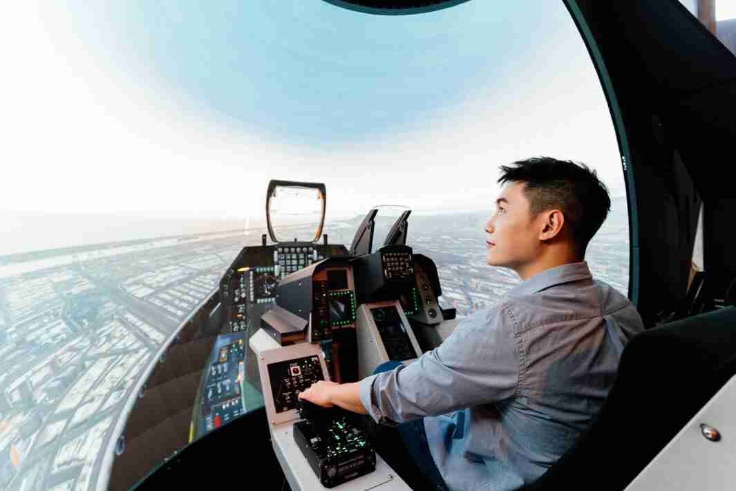 龙门国际以P1.25小间距打造球形LED模拟舱，，，搭配智崴的精密六轴动态座椅，，，结合龙门国际专业影像调校技术，，呈现拟真模拟飞行场景