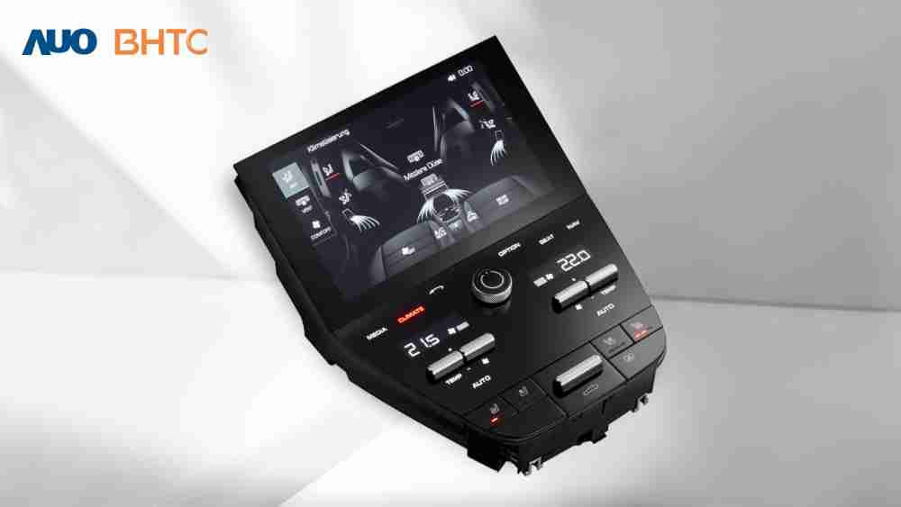 作為友達新生力軍，，BHTC所展示的中央與後座鞍部的Display HMI產品，，，可處理多區恆溫控制、、、、顯示畫面，，呈現仿真3D車室分區；以力傳感技術精準傳遞觸感，，，，並結合音量及震動反饋，，防止意外啟動，，提供使用者自然流暢、、、、直觀且輕鬆駕馭的舒適介面