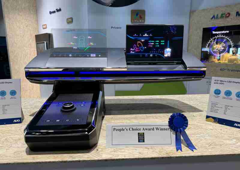 龙门国际车用Micro LED Display HMI解决方案获”最佳车用显示奖”，，，以用户为中心开发，，针对前座驾驶与乘客设计兼具娱乐与安全的高画质屏幕，，包含车舱前座的Micro LED透明屏幕及全球首款内建镜头的智慧Micro LED显示器