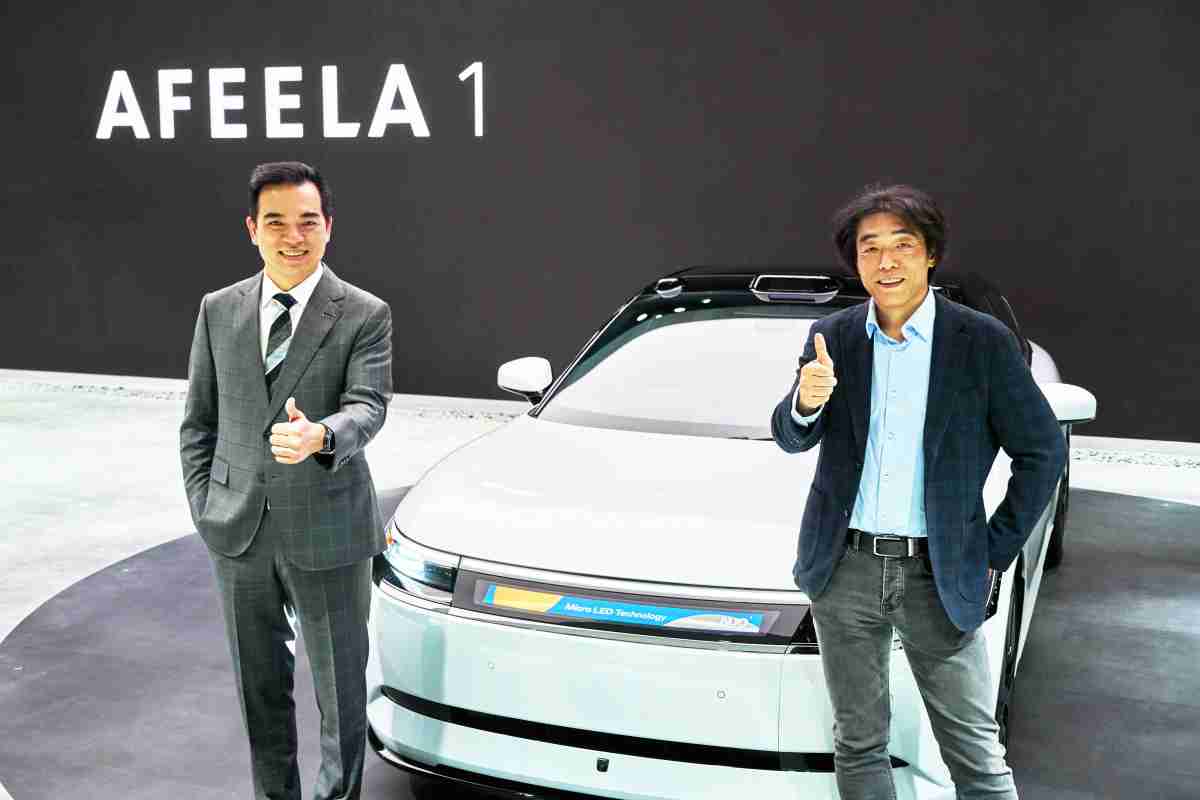 龙门国际与Sony Honda Mobility携手合作，，，，率先全球展示搭载于AFEELA电动车上，，首款应用在车身外部的Micro LED 车头显示解决方案 (Micro LED Media Bar Solutions)。。。。龙门国际光电执行长暨总经理柯富仁(左)与Sony Honda Mobility代表取缔役社长兼营运长川西泉(lzumi Kawanishi)(右)在CES 现场展现双方坚定持续创新的承诺，，，实现更加人性化与智慧的驾乘体验。。。。