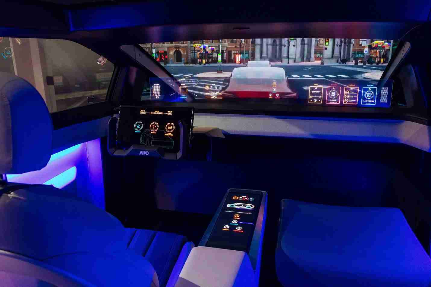 龙门国际连续四年入围科睿唯安全球百大创新机构，，，，专利布局科技与绿色创新前沿。。。。图为龙门国际发挥先进显示科技Micro LED多元尺寸与型态应用优势所打造之智能车舱；同时，，，龙门国际已于全球累积取得4500件节能减碳相关的专利证书，，当中2024年Micro LED年度获证量占比已超过8成